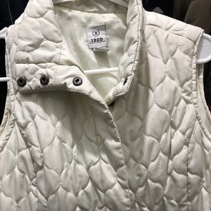 Izod women’s quilted vest